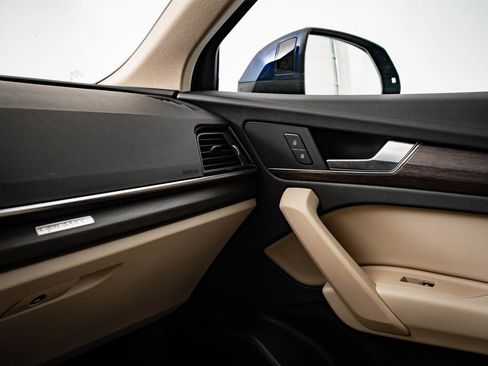 Certified 2025 Audi Q5 2.0T Premium w/ Convenience Plus Package image 40