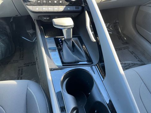 Used 2025 Hyundai Elantra SEL image 40