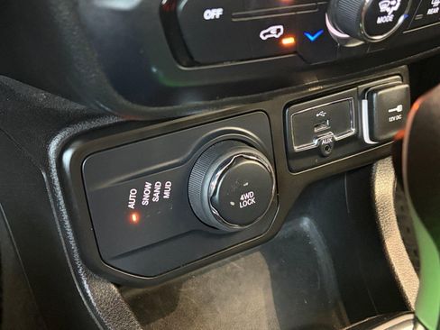 Used 2023 Jeep Renegade Latitude AWD/4WD image 20