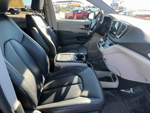 Certified 2024 Chrysler Pacifica Touring-L image 13