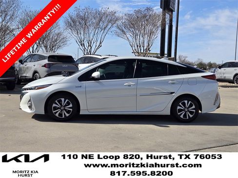 Used 2018 Toyota Prius Prime Premium image 12