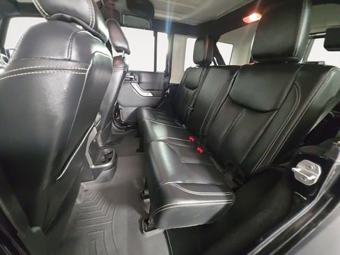 Used 2015 Jeep Wrangler Unlimited Rubicon w/ Connectivity Group AWD/4WD image 13