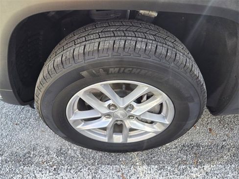 Certified 2025 Jeep Grand Cherokee L Laredo w/ Luxury Tech Group I image 4