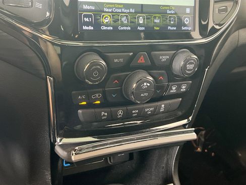 Used 2022 Jeep Grand Cherokee Laredo X image 16