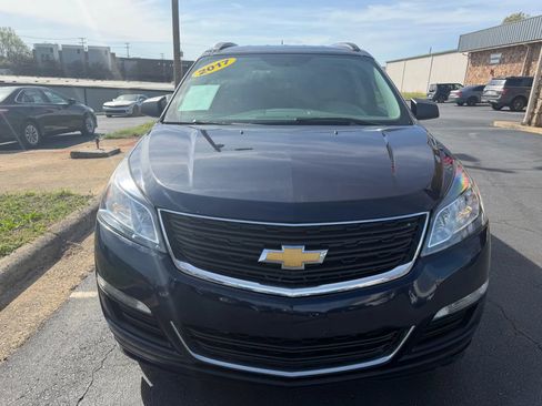 Used 2017 Chevrolet Traverse LS FWD image 2
