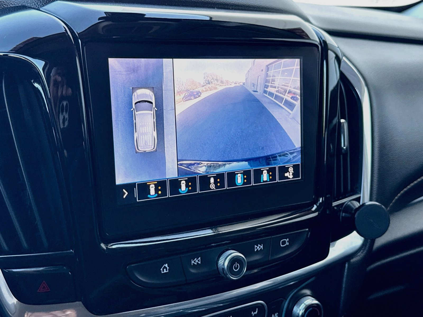 Used 2020 Chevrolet Traverse LT w/ LT Premium Package FWD image 18