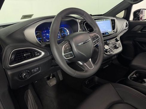 Used 2025 Chrysler Pacifica Select w/ Uconnect Theater Family Group FWD image 22