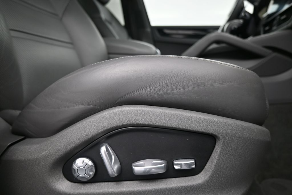 Certified 2020 Porsche Cayenne AWD/4WD image 15
