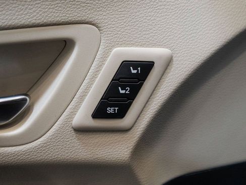 Used 2022 Toyota Sienna Limited image 17