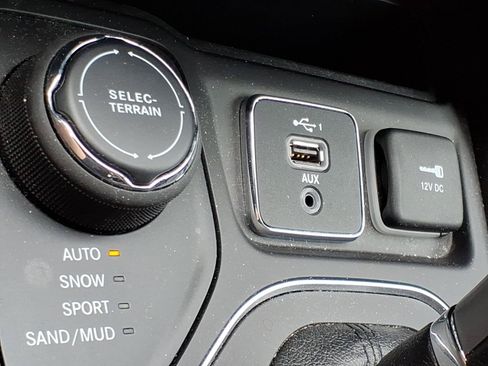 Used 2020 Jeep Cherokee Latitude AWD/4WD image 23