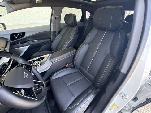 Certified 2025 Cadillac Optiq Luxury 2 w/ LPO, Floor Liner Package AWD/4WD image 19