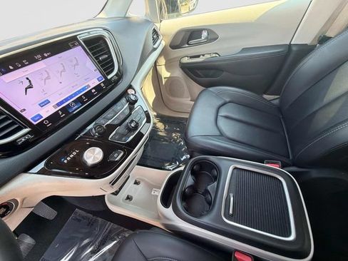 Used 2024 Chrysler Pacifica Touring-L FWD image 30
