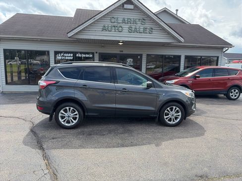 Used 2018 Ford Escape SE w/ SE Sync 3 Package FWD image 1