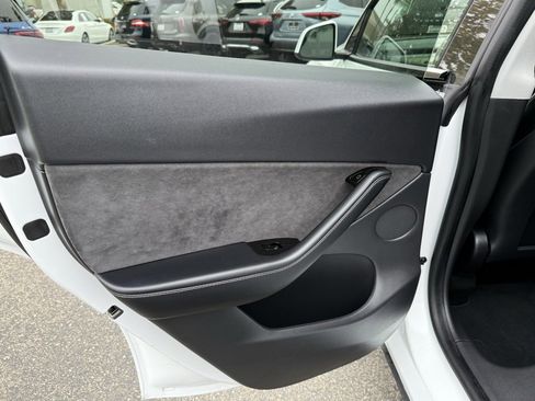 Used 2021 Tesla Model Y Long Range image 23