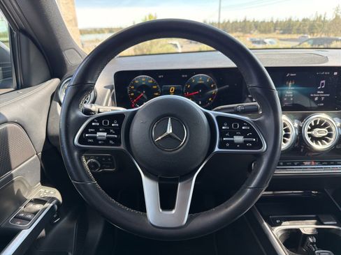 Used 2021 Mercedes-Benz GLB 250 4MATIC image 11