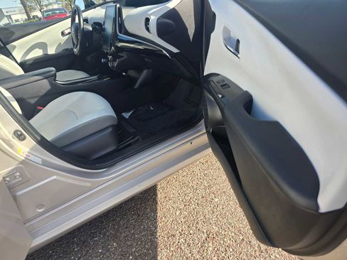 Used 2021 Toyota Prius Prime XLE image 10