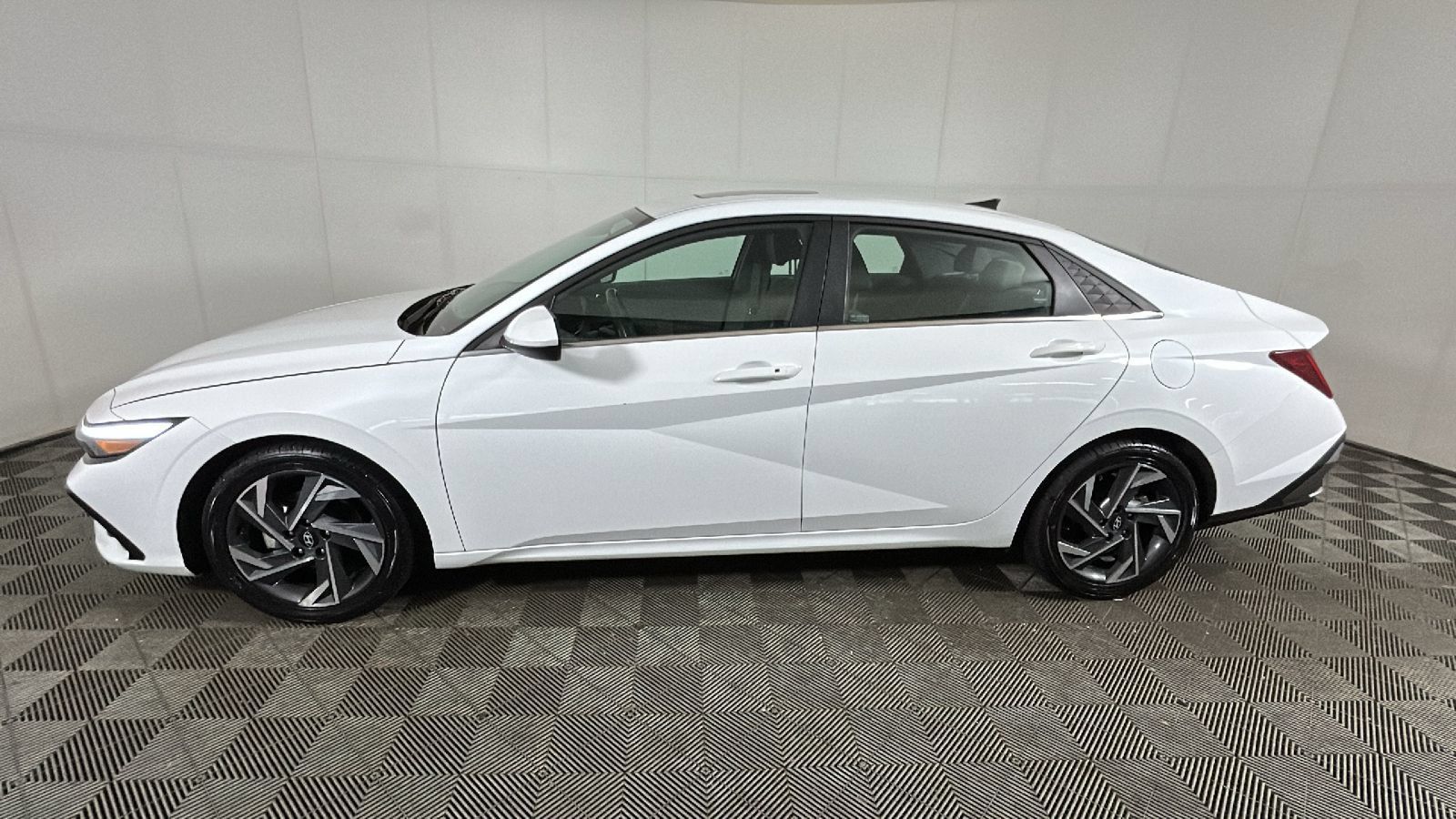 Used 2025 Hyundai Elantra SEL FWD image 6