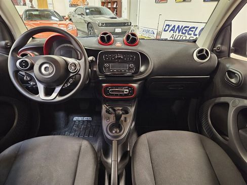 Used 2017 smart fortwo pure RWD image 22