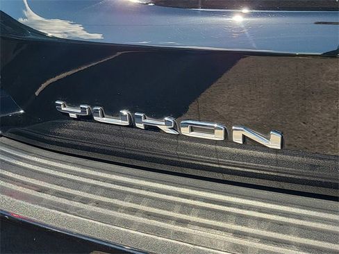 Used 2024 GMC Yukon XL SLT image 9