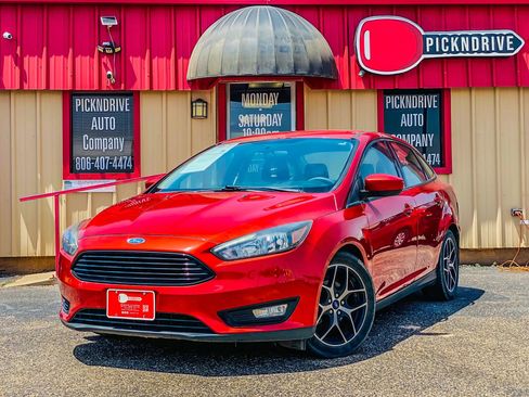 Used 2018 Ford Focus SE w/ SE Appearance Package image 2
