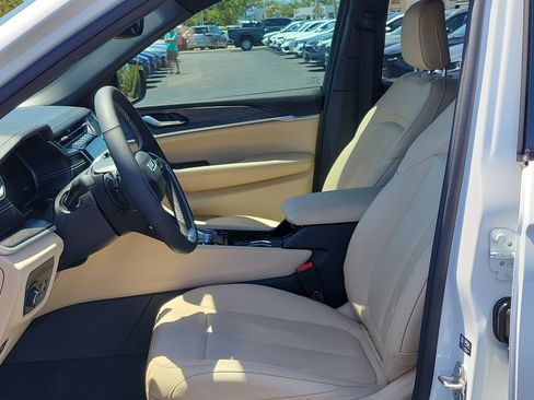 Used 2023 Jeep Grand Cherokee Limited w/ Black Appearance Package image 22