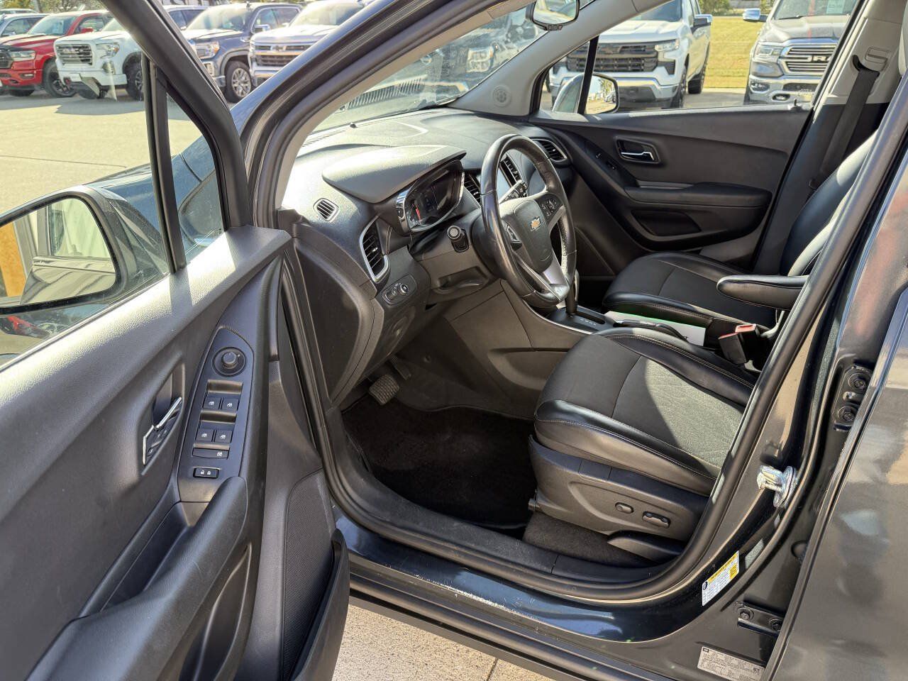 Used 2017 Chevrolet Trax LT w/ Driver Confidence Package AWD/4WD image 5