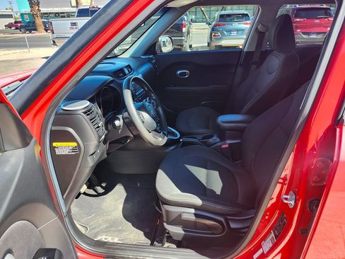 Used 2016 Kia Soul + image 13