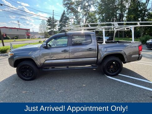 Used 2017 Toyota Tacoma TRD Sport w/ Exterior Package AWD/4WD image 4