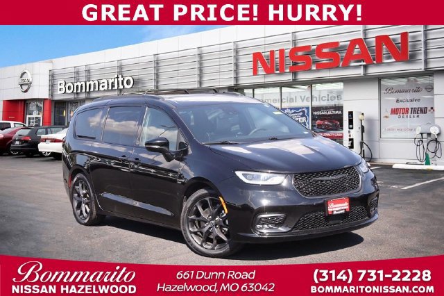 Used 2025 Chrysler Pacifica Limited FWD image 1