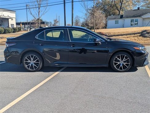 Used 2023 Toyota Camry SE image 3