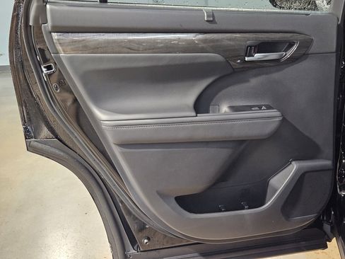 New 2026 Toyota Highlander Platinum AWD/4WD image 20