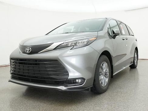 New 2026 Toyota Sienna XLE FWD image 7