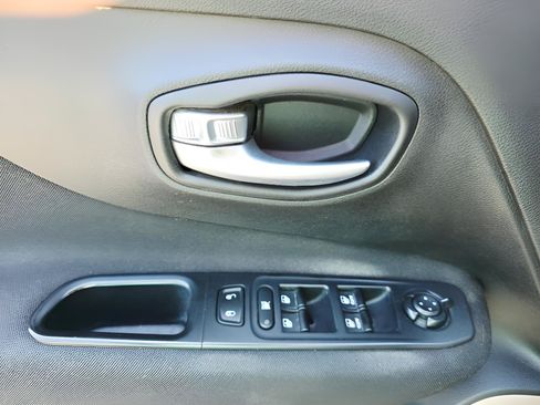 Used 2015 Jeep Renegade Latitude FWD image 18