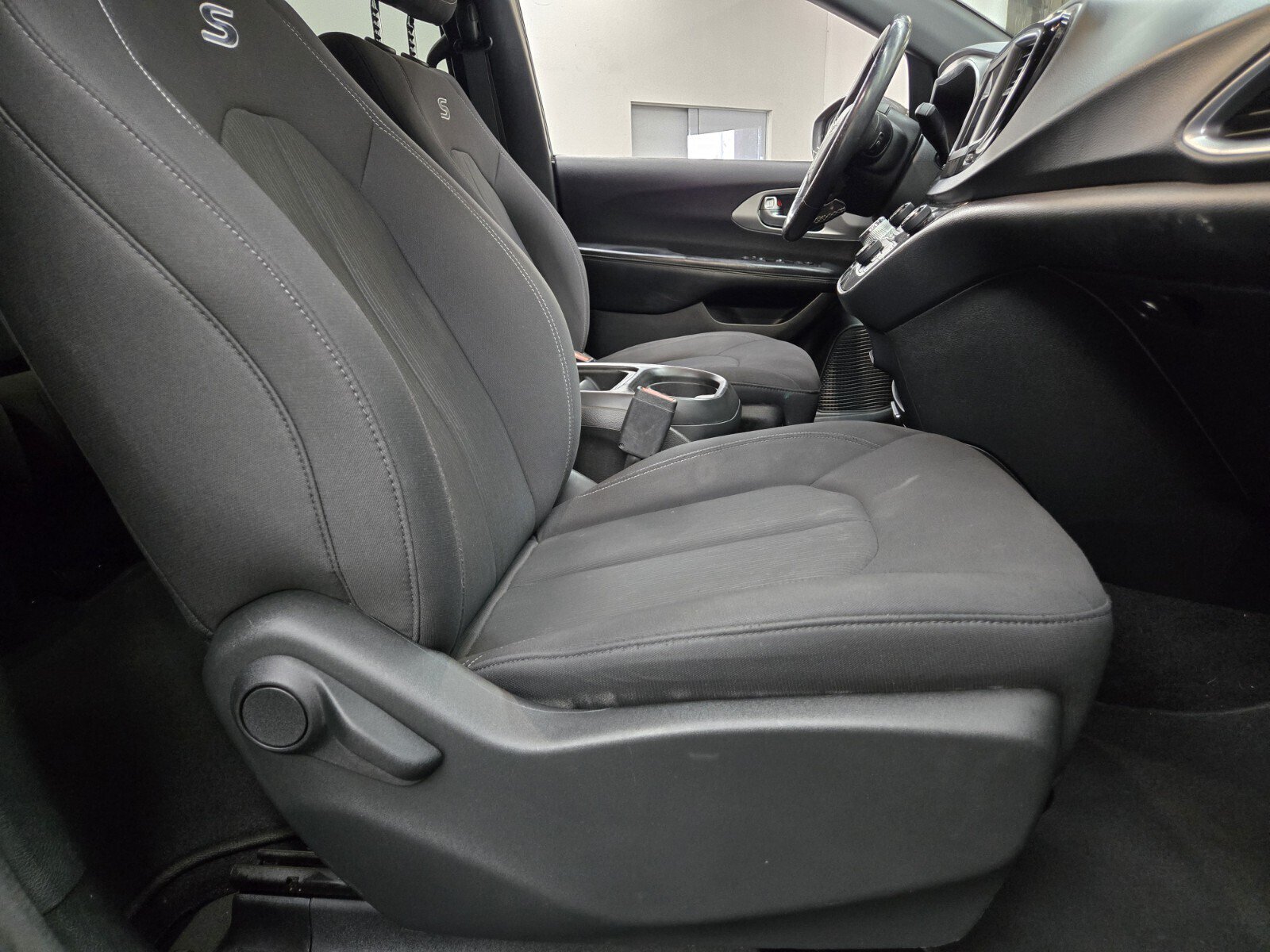Used 2019 Chrysler Pacifica Touring Plus w/ S Appearance Package FWD image 13