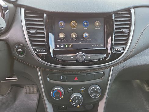 Used 2022 Chevrolet Trax LT w/ LT Convenience Package image 25