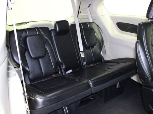 Used 2024 Chrysler Pacifica Touring-L FWD image 17
