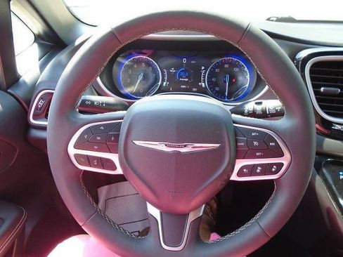 Used 2025 Chrysler Pacifica Select FWD image 8
