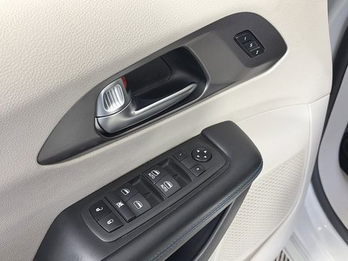 Used 2021 Chrysler Pacifica Touring-L image 24