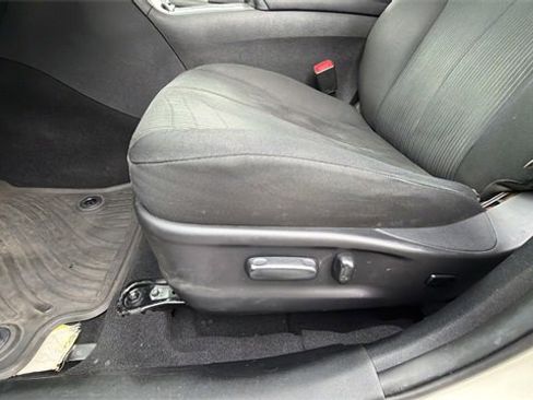 Used 2014 Toyota Venza LE image 16