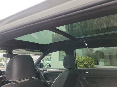 Used 2024 Volkswagen Tiguan SE R-Line image 4