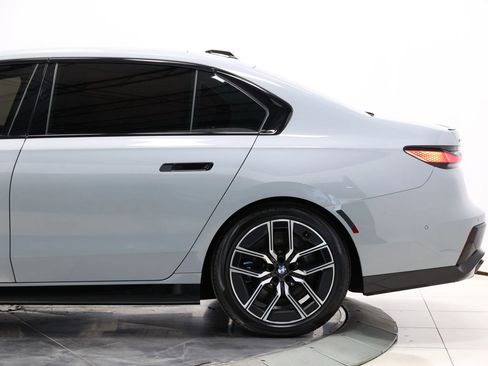Used 2024 BMW 760i xDrive w/ Premium Package 2 AWD/4WD image 9