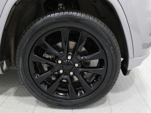 Used 2019 Jeep Grand Cherokee Altitude AWD/4WD image 5