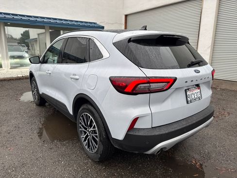 Used 2025 Ford Escape SE image 3