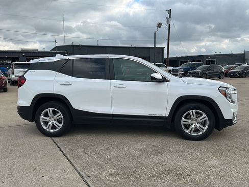 Used 2024 GMC Terrain SLE image 9