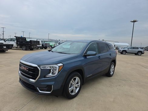 Used 2024 GMC Terrain SLE image 1