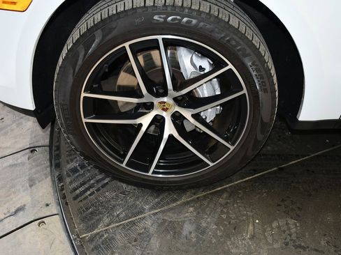 Certified 2023 Porsche Macan AWD/4WD image 15