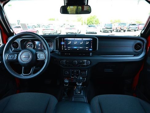 Used 2025 Jeep Wrangler Unlimited Rubicon AWD/4WD image 30