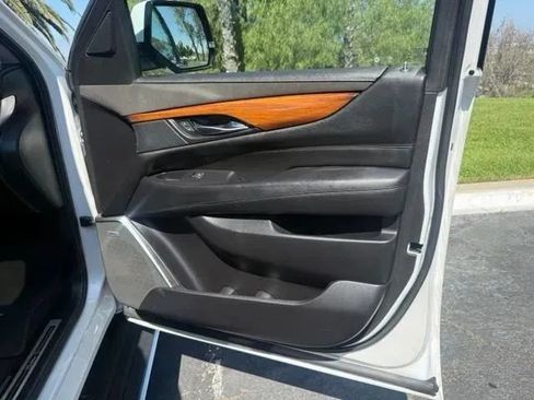 Used 2018 Cadillac Escalade ESV Premium Luxury RWD image 9