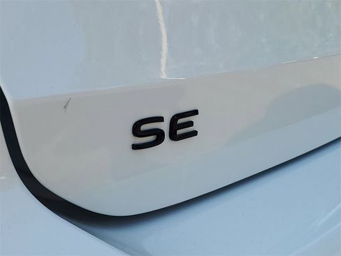 New 2026 Volkswagen Taos SE image 6