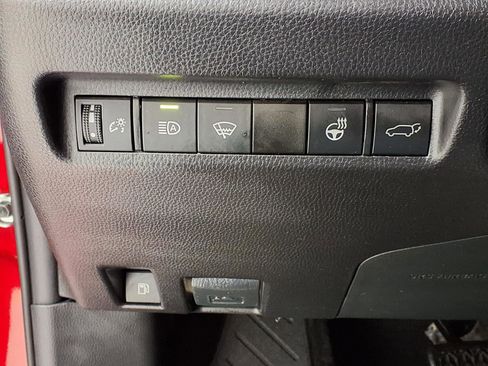 Used 2021 Toyota RAV4 XLE w/ Convenience Package image 25